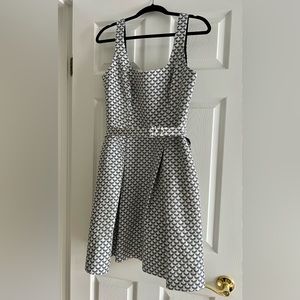 Beautifully structured fit and flare Gal Meets Glam dress! Worn only once!